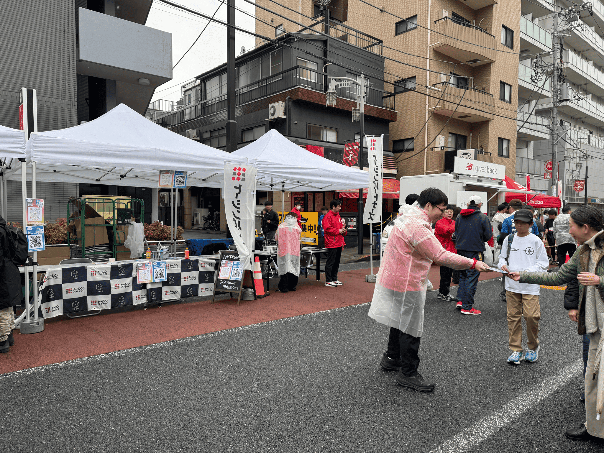 ノベルティーを配布写真