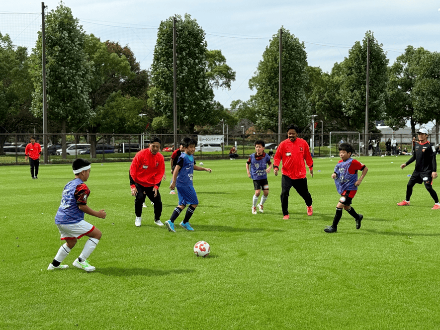 プロの選手と楽しむサッカー写真